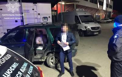 Во Львове полиция остановила машину с 14-летней девочкой за рулем