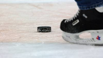 Хоккеист получил удар шайбой и упал без сознания на ледовой арене ЦСКА