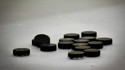 Московский хоккеист попал в больницу после попадания шайбы в шею