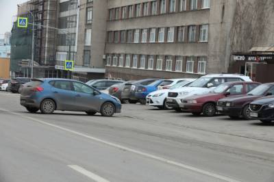 Первоапрельская парковка: в Липецке водитель оставил машину посреди дороги