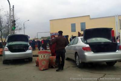 Торговцы официально закрытых базаров Ашхабада и Дашогуза рассказали о поборах со стороны своего руководства и полиции