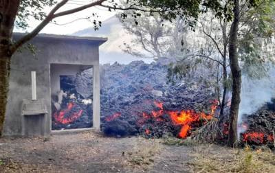 Вулканическая лава в Гватемале поглотила дом