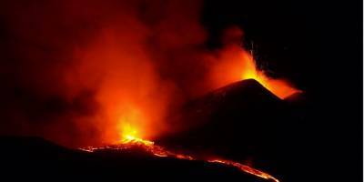 Облако пепла покрыло города. На Сицилии активизировался вулкан Этна — фото