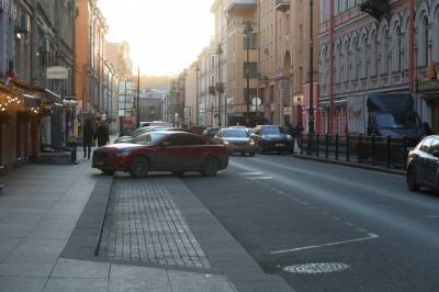 В Петербурге 3 и 6 апреля ограничат движение транспорта на семи улицах