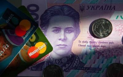 В Украине с 1 сентября всех пенсионеров переведут на банковские карточки