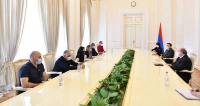 "Ваши дети дороги всем нам": президент Армении встретился с группой родителей солдат