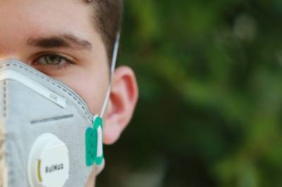 Онищенко призывает россиян не снимать маски после пандемии