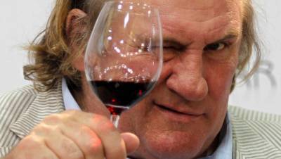 Ученые связали употребление вина с низким риском катаракты
