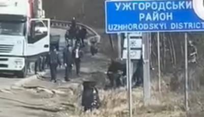 Дальнобойщики устроили массовую драку на границе со Словакией