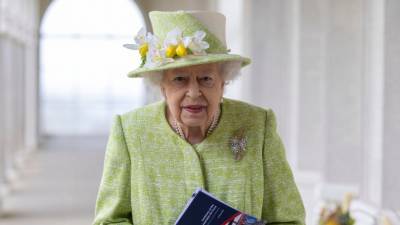 Королева Елизавета впервые в этом году появилась на публике: фото
