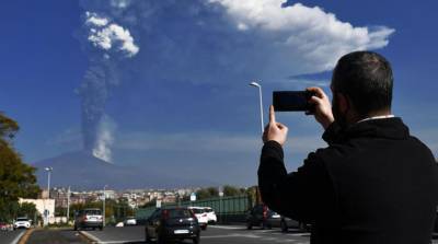 Вулкан Этна выбросил столб дыма и пепла на высоту 9 км