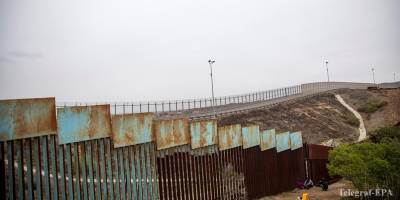Контрабандисты нелегально переправили в США двух детей через стену Трампа на границе с Мексикой – ВИДЕО - ТЕЛЕГРАФ