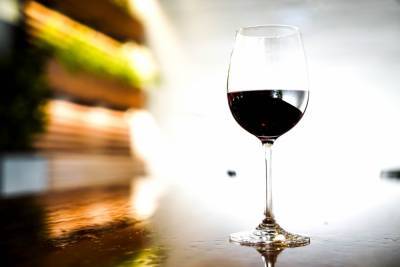 Литр красного вина в неделю уменьшает риск болезни глаз - 24tv.ua - Лондон