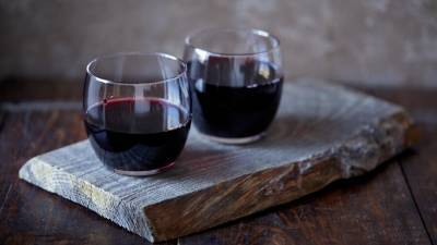 Британские ученые заявили, что регулярное употребление вина защищает зрение