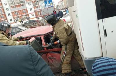 В Магнитогорске легковушка влетела в маршрутное такси, водителя зажало в салоне