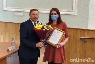 Депутат Госдумы вручил благодарственные письма врачам Соснового Бора