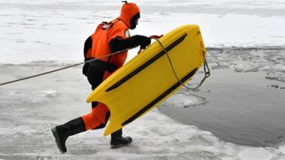 Ребенок и пенсионер упали под лед на канале имени Москвы