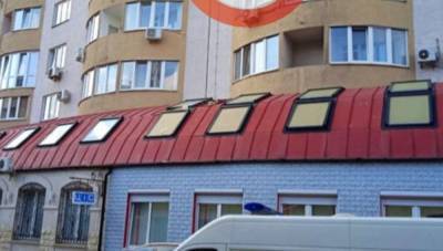 На глазах у детей: в Киеве мужчина выпрыгнул с 20 этажа и проломил крышу больницы – видео