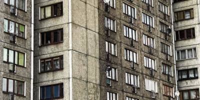 На глазах у детей. В Киеве мужчина выпрыгнул с 20 этажа и проломил крышу больницы