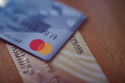 Почти 3 тысячи украла жительница Дно с найденной банковской карты