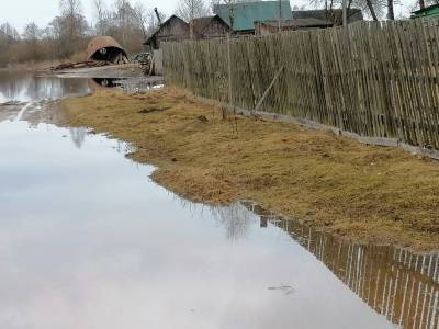 В Смоленской области из-за паводка начало подтапливать дороги
