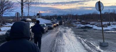 Многокилометровая пробка образовалась на федеральной трассе в Карелии из-за размытия дороги (ФОТО)