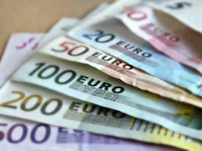 Евро в ходе торгов поднялся выше 90 рублей