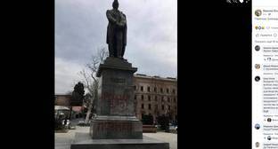 Противники Познера осквернили памятник Грибоедову в Тбилиси