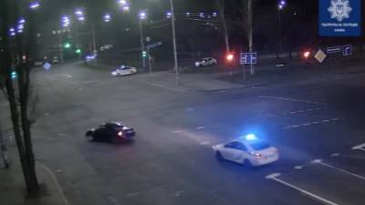 В Киеве нетрезвый водитель Audi отчаянно убегал от полиции и устроил ДТП: видео