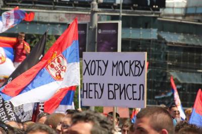 Сербию круглосуточно давят Навальным