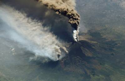 На Сицилии вновь «проснулся» вулкан Этна: один из аэропортов прекратил работу
