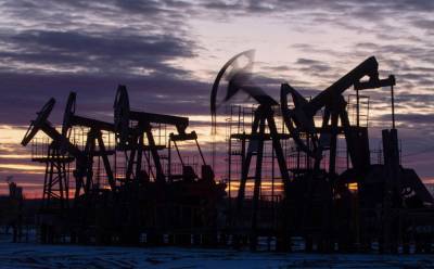 Страны ОПЕК и Россия договорились повысить добычу нефти