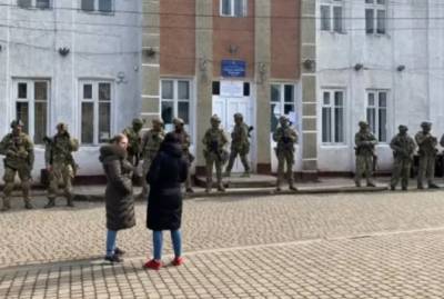 Шевченко заявил о фальсификации со стороны власти. Спецназовцы окружили здание ОИК