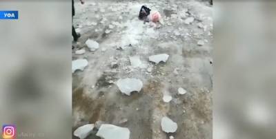 В Уфе женщине разбило голову льдом с крыши