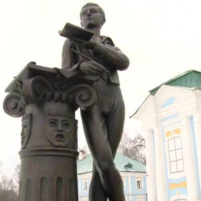 Неизвестные осквернили памятник поэту Александру Грибоедову в центре Тбилиси