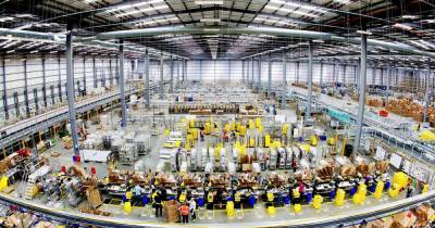 Amazon платит сотрудникам за нахваливание условий работы на складах