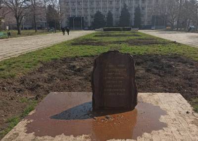 В Одессе облили нечистотами памятный знак в честь бойцов АТО