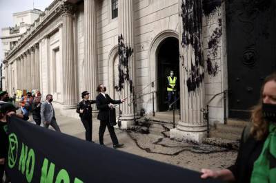Активисты Extinction Rebellion облили здание Банка Англии черной краской