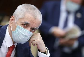 Онищенко предложил запретить россиянам ходить без маски