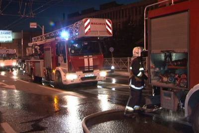 Пожарные тушили заброшенное здание на набережной Екатерингофки