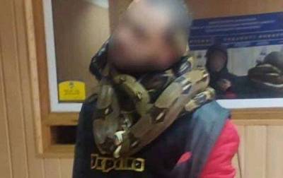 По Киеву разгуливал нетрезвый мужчина со змеями на шее – соцсети