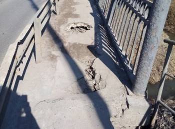 Пешеходный мост на въезде в Лукьяново скоро окончательно развалится