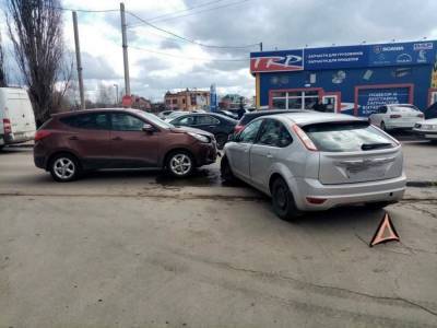 Два автомобиля столкнулись на проспекте Победы в Липецке