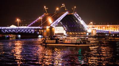 В Петербурге началась навигация на Неве и разводка мостов