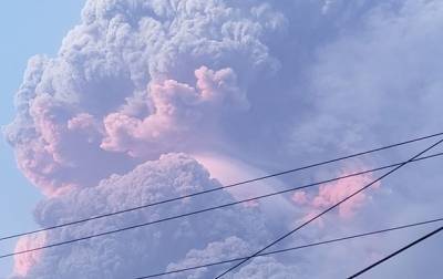 На острове Сент-Винсент извергается вулкан, эвакуируют тысячи людей