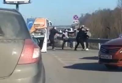 В сети опубликована запись массовой драки на дороге во Всеволожском районе