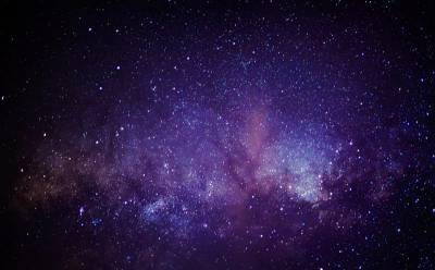 Ученые выяснили причину свечения в центре Млечного Пути и мира