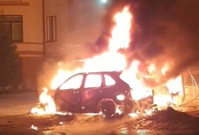 Видео: в Петербурге полыхали автомобиль и технический ангар