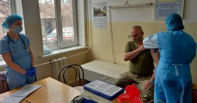 Хомчак вакцинировался от коронавируса в военном госпитале (4 фото)