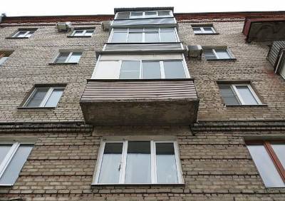 На улице Тимуровцев после падения из окна четвертого этажа погиб 67-летний рязанец